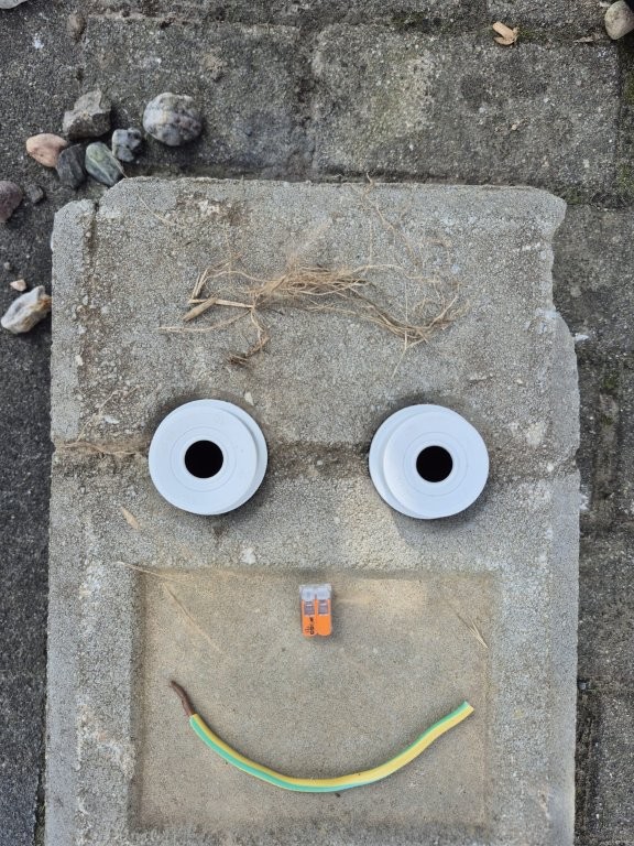 Smiley aus Elektro-Dosen — Elektro MIKO Taucha, handwerkliche Elektroinstallation mit Persönlichkeit